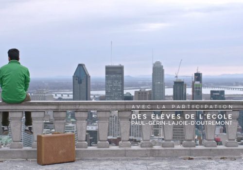 Un jeune homme avec une valise est assis sur une rambarde devant la ville