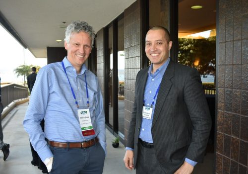 Tarik Jabrane, chercheur chez Innofibre, avec un participant au 21e séminaire international des fibres moulées