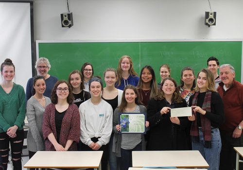 Des étudiants devant un tableau ont reçu une contribution financière de la Fondation de la Société Saint-Jean-Baptiste