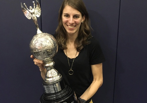 Claude Houle Lavigne championne du monde de ballon sur glace avec son trophée