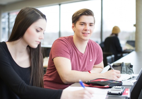 Deux étudiants qui étudient 9 - Page couverture Prospectus 2017- 2018