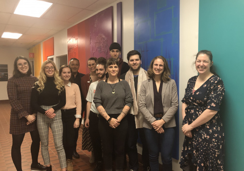 Deux politiciennes, Mesdames Christine Labrie et Mariannick Mercure en compagnie d'un groupe d'étudiants