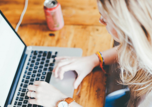 Une étudiante à son clavier d'ordinateur