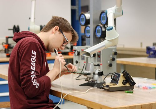 Étudiant travaillant sur un projet électronique