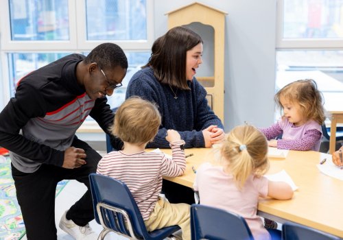 Deux éducateurs en Éducation à l'enfance avec 3 enfants