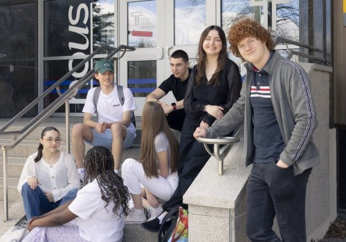 Groupe d'étudiants devant le pavillon des Sciences