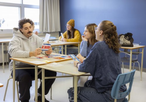 3 personnes dans une salle de classe en Langues en train de discuter