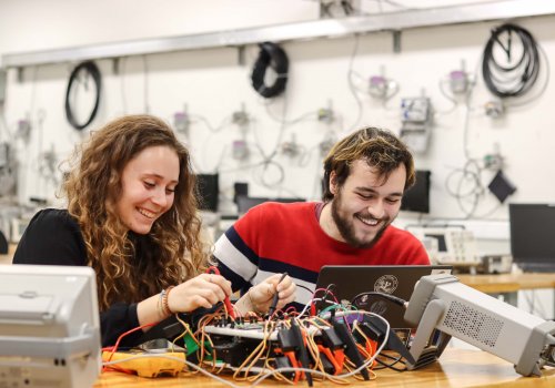 Un étudiant et une étudiante travaillant sur un projet électronique